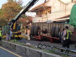 Truk Gandeng Tabrak Median di Banyuwangi, Sopir Hindari Anak Menyeberang Mendadak