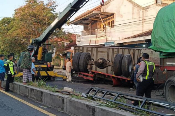 Banyuwangi, Obor Rakyat – Kecelakaan lalu lintas tunggal melibatkan truk gandeng terjadi di Jalan Gajah Mada, tepatnya di selatan Simpang 4 Penataban, Kecamatan Giri, Banyuwangi, pada Jumat dini hari (10/04/2026).