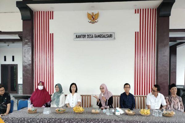 Jember, Obor Rakyat – Wakil Direktur RSUD dr Soebandi, dr. Firah Diansyah, menghadiri kegiatan Bunga Desaku Mini yang digelar di Balai Desa Bangsalsari, Kecamatan Bangsalsari, Kabupaten Jember, pada Sabtu (11/4/2026).