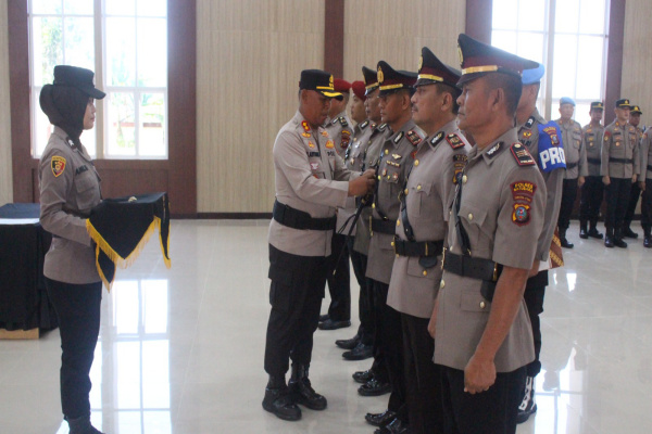 Simalungun, Obor Rakyat – Polres Simalungun, Polda Sumatera Utara, kembali menunjukkan komitmennya dalam menjaga profesionalisme dan dinamika organisasi melalui pelaksanaan Upacara Serah Terima Jabatan (Sertijab) untuk tiga posisi strategis.