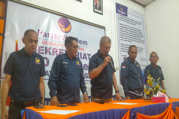 Manggarai, Obor Rakyat — Dewan Pimpinan Daerah (DPD) Partai NasDem Kabupaten Manggarai, Nusa Tenggara Timur (NTT) menggelar aksi protes terhadap laporan utama Majalah Tempo edisi 13–19 April 2026 berjudul “PT NasDem Indonesia Raya Tbk”.