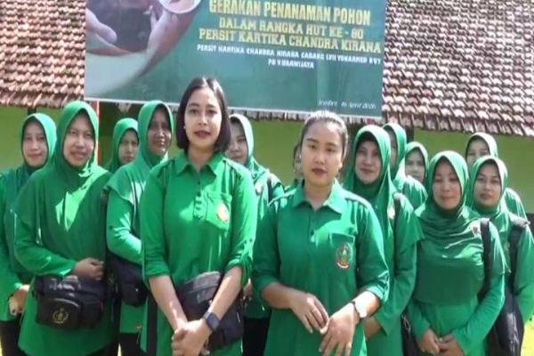 Jember, Obor Rakyat – Dalam rangka memperingati Hari Ulang Tahun (HUT) ke-80 Persit Kartika Chandra Kirana yang mengusung tema “80 Tahun Persit Kartika Chandra Kirana Berkarya”, Persit Cabang Lima VII Yonarmed 8/Uddhata Yudha Pengurus Daerah V/Brawijaya menggelar kegiatan sosial berupa penanaman pohon di wilayah Ambulu, Kabupaten Jember, Kamis (16/4/2026).