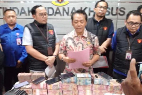 Surabaya, Obor Rakyat – Kejaksaan Tinggi Jawa Timur (Kejati Jatim) mengungkap dugaan praktik korupsi dalam proses perizinan di Dinas Energi dan Sumber Daya Mineral Provinsi Jawa Timur (ESDM Jatim).