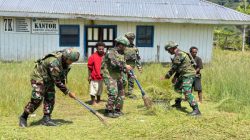 Satgas Yonif 521/DY Gelar Karya Bakti Bersama Warga di Apalapsili, Lingkungan Desa Jadi Lebih Bersih