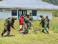Satgas Yonif 521/DY Gelar Karya Bakti Bersama Warga di Apalapsili, Lingkungan Desa Jadi Lebih Bersih