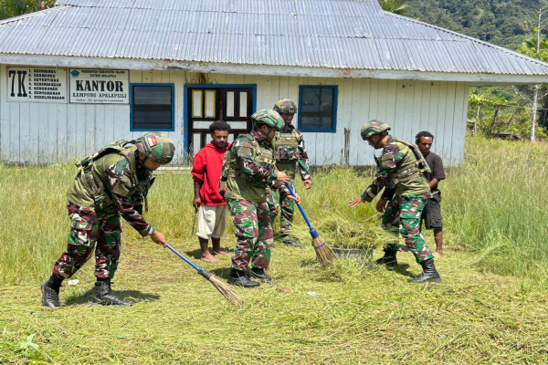 Apalapsili, Obor Rakyat — Satuan Tugas (Satgas) Yonif 521/DY melaksanakan kegiatan karya bakti bersama masyarakat di Kantor Desa Apalapsili, Distrik Apalapsili, Kabupaten Yalimo, Papua Pegunungan, Jumat (17/4/2026).