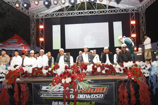 Bondowoso, Obor Rakyat – Lantunan shalawat menggema dan menyelimuti kawasan Pondok Pesantren Darul Ulum di Desa Maskuning Kulon, Kecamatan Pujer, Kabupaten Bondowoso, Provinsi Jawa Timur. Ribuan jamaah dari berbagai daerah memadati lokasi untuk menghadiri peringatan haul ulama yang berlangsung penuh khidmat, sarat nilai spiritual dan ukhuwah Islamiyah.