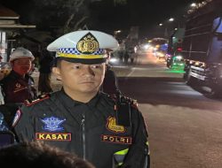 Satlantas Polres Jember Pasang Banner Batas Kecepatan di Jalur Rawan Kecelakaan