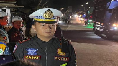Satlantas Polres Jember Pasang Banner Batas Kecepatan di Jalur Rawan Kecelakaan