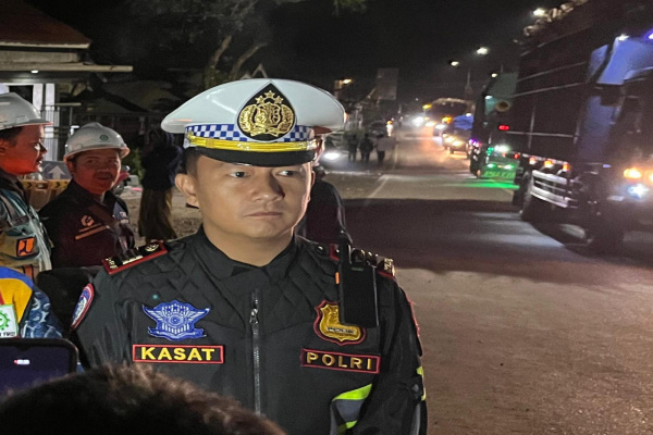 Jember, Obor Rakyat – Upaya menekan angka kecelakaan lalu lintas terus dilakukan oleh Satuan Lalu Lintas (Satlantas) Polres Jember bersama dinas terkait. Salah satunya dengan memasang banner imbauan batas kecepatan di sejumlah titik rawan kecelakaan.