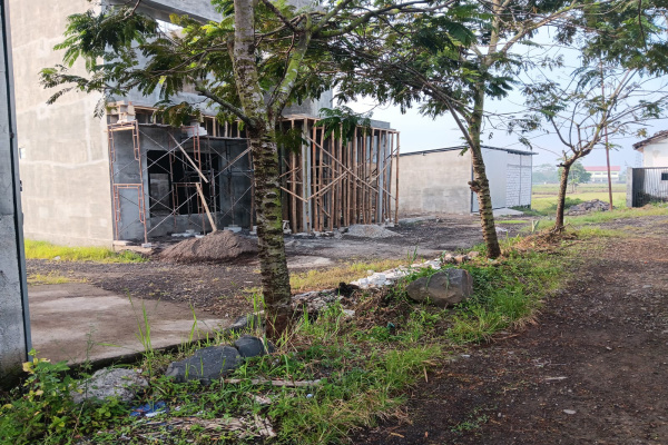 Bondowoso, Obor Rakyat — Pembangunan sebuah gudang di atas lahan sawah yang masuk kategori Lahan Sawah Dilindungi (LSD) di kawasan Kampung Baru, RT 34 RW 02, Kelurahan Sekarputih, Kecamatan Tegalampel, menuai sorotan. Kasus ini kembali membuka persoalan klasik antara kepentingan pembangunan dan perlindungan lahan pangan berkelanjutan di Bondowoso.