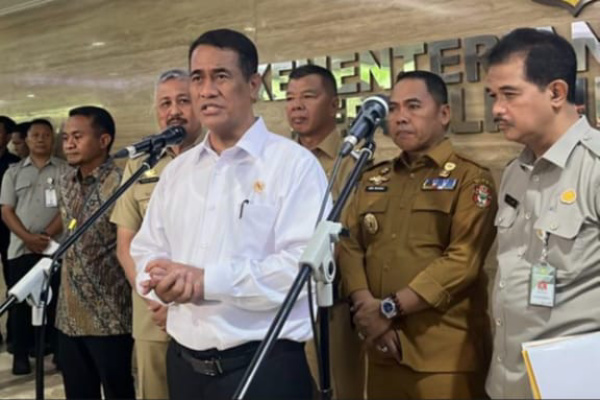 Jakarta, Obor Rakyat – Menteri Pertanian, Amran Sulaiman mengumpulkan sekitar 170 bupati dari berbagai daerah di Indonesia dalam Rapat Koordinasi Terbatas (Rakortas) di Kantor Kementerian Pertanian Republik Indonesia, Senin (20/4/2026).