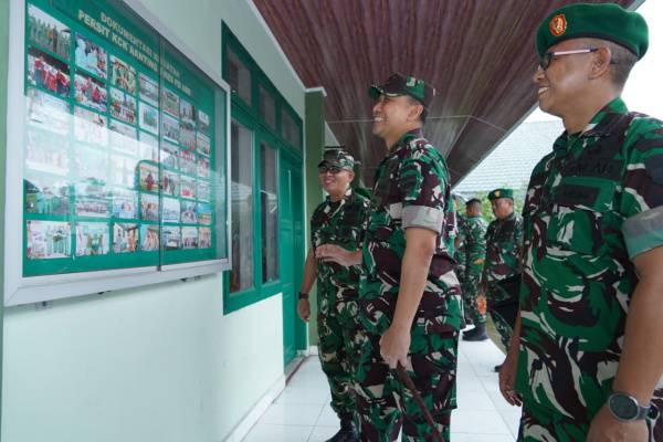 Medan, Obor Rakyat – Pangdam I/Bukit Barisan, Hendy Antariksa, melaksanakan kunjungan kerja ke satuan Balak jajaran Kodam I/Bukit Barisan, yakni Kudam I/BB dan Kesdam I/BB yang berlokasi di Kota Medan, Senin (20/4/2026).