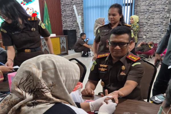 Simalungun, Obor Rakyat – Dalam rangka memperingati Hari Kartini, Kejaksaan Negeri (Kejari) Simalungun menggelar kegiatan bakti sosial berupa pemeriksaan kesehatan dan donor darah, Selasa (21/4/2026).