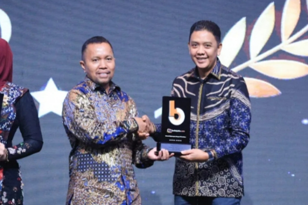 Jember, Obor Rakyat – Komitmen menekan kemiskinan berbasis kerja nyata mengantarkan Bupati Jember, Muhammad Fawait, meraih penghargaan dalam peringatan Hari Ulang Tahun (HUT) ke-20 yang digelar di Grand City Surabaya, Selasa (21/4/2026).