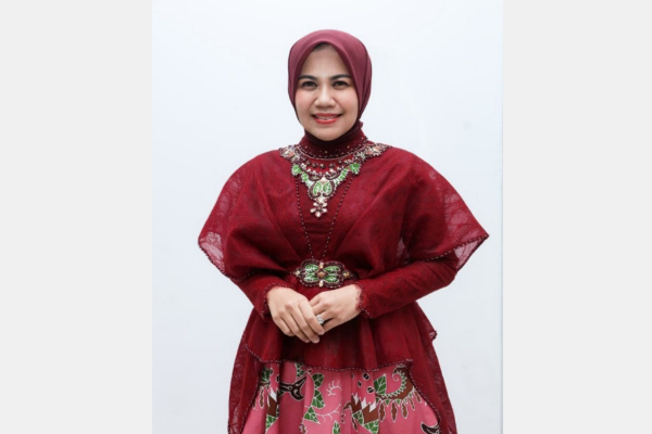 Jember, Obor Rakyat – Ning Ghyta Eka Puspita tampil memikat dalam balutan dress batik khas Kabupaten Jember pada ajang Anugerah Puspa Bangsa 2026 yang digelar pada 21 April 2026 oleh Kompas TV.Busana bernuansa pink dan marun yang dikenakannya menghadirkan kesan elegan sekaligus menegaskan identitas budaya lokal yang sarat makna.