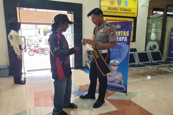 Jember, Obor Rakyat – Satlantas Polres Jember terus memperkuat komitmennya dalam menghadirkan pelayanan publik yang cepat, transparan, dan humanis melalui program unggulan bertajuk “Polantas Menyapa”.