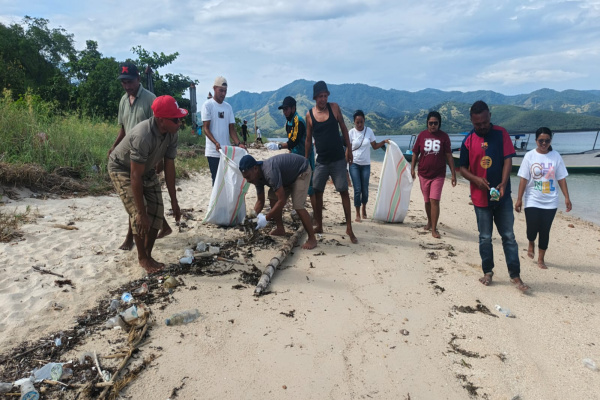 Ngada, Obor Rakyat – Di bawah sinar matahari pagi yang cerah, keindahan Taman Laut 17 Pulau Riung kembali menjadi saksi aksi peduli lingkungan.