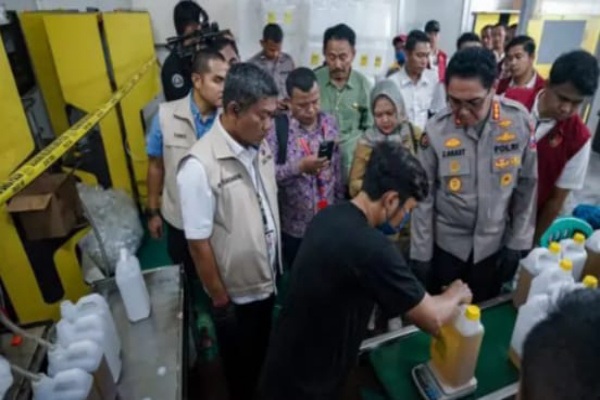 Sidoarjo, Obor Rakyat – Praktik curang dalam distribusi minyak goreng kembali terungkap. Kali ini, produk bersubsidi pemerintah bermerek “Minyakita” justru disalahgunakan oleh pelaku usaha demi meraup keuntungan besar dengan cara merugikan konsumen.