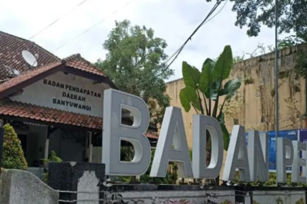 Banyuwangi, Obor Rakyat – Pemerintah Kabupaten (Pemkab) Banyuwangi, Jawa Timur, kembali menghadirkan kebijakan pro-rakyat dengan menggratiskan Pajak Bumi dan Bangunan (PBB) bagi 6.836 warga yang masuk kategori miskin pada tahun 2026.