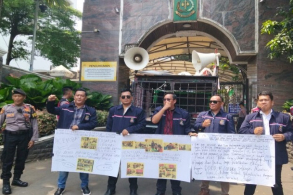 Jakarta, Obor Rakyat — Di tengah hiruk-pikuk ibu kota, suara protes itu datang membawa kegelisahan yang tak lagi bisa dibendung. Rabu (22/04/2026), sekelompok massa dari Aliansi Indonesia BPAN DPC Kabupaten Muara Enim berdiri di depan Kejaksaan Agung Republik Indonesia, menyuarakan satu hal: kepercayaan publik sedang diuji.