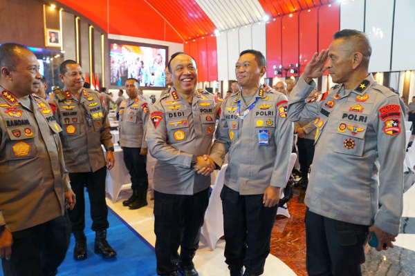 Depok, Obor Rakyat — Di tengah lanskap keamanan yang kian berubah, Wakapolri, Komjen Dedi Prasetyo mengingatkan satu hal penting: kekuatan tidak lagi semata soal jumlah pasukan, tetapi tentang kemampuan beradaptasi.