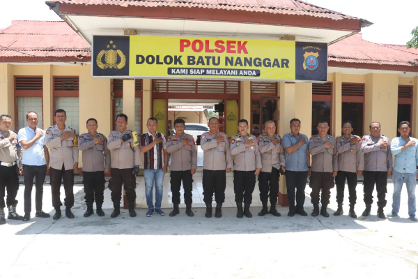 Simalungun, Obor Rakyat — Komitmen Kepolisian Negara Republik Indonesia (Polri) dalam meningkatkan kualitas pelayanan publik kembali ditegaskan melalui kunjungan kerja Kapolres Simalungun ke wilayah hukum Polsek Dolok Batu Nanggar, Kamis (23/4/2026).