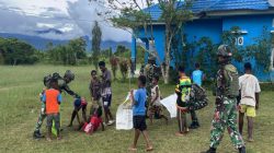 Satgas Yonif 521/DY dan Pemuda Kobakma Gotong Royong Bersihkan Lapangan Sepak Bola