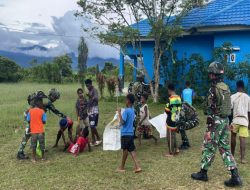 Satgas Yonif 521/DY dan Pemuda Kobakma Gotong Royong Bersihkan Lapangan Sepak Bola