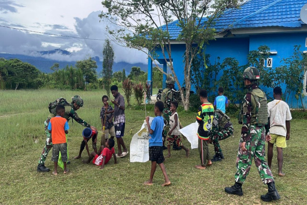 Kobakma, Obor Rakyat – Dalam upaya mempererat kebersamaan dan menumbuhkan semangat gotong royong, personel Satgas Yonif 521/DY bersama generasi muda melaksanakan karya bakti pembersihan lapangan sepak bola di Distrik Kobakma, Kamis (23/4/2026).