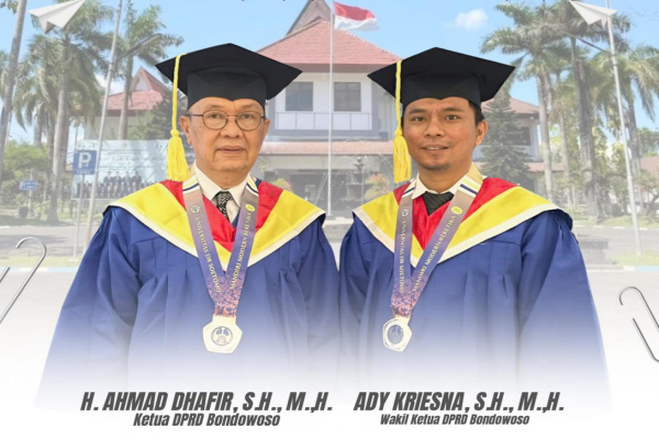 Bondowoso, Obor Rakyat – Ketua DPRD Kabupaten Bondowoso, Ahmad Dhafir, bersama Wakil Ketua DPRD, Ady Kriesna, resmi menyandang gelar Magister Ilmu Hukum Administrasi Negara (S2) usai menjalani prosesi wisuda di Fakultas Hukum Universitas Dr. Sutomo Surabaya. Capaian ini menjadi penanda penting dalam penguatan kapasitas kelembagaan DPRD, khususnya dalam menghadapi kompleksitas pembentukan kebijakan publik di tingkat daerah.