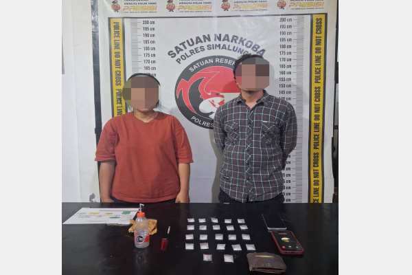 Simalungun, Obor Rakyat – Upaya pemberantasan narkotika terus digencarkan oleh Satuan Narkoba Polres Simalungun. Terbaru, dua orang pelaku peredaran narkotika jenis sabu berhasil diamankan dalam operasi yang digelar pada Rabu, 23 April 2026 sekitar pukul 14.30 WIB.