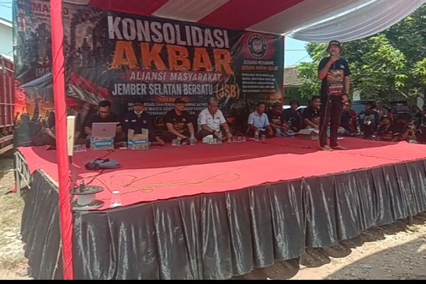 Jember, Obor Rakyat — Ratusan warga yang mengaku terdampak aktivitas PT Imasco Asiatic menggelar konsolidasi akbar di Dusun Sadengan, Desa Kasiyan Timur, Kabupaten Jember, Minggu (26/4/2026).