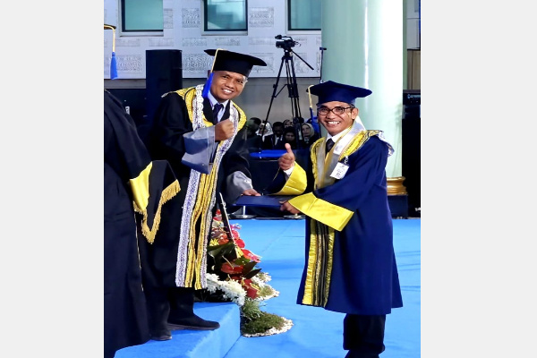 Yogyakarta, Obor Rakyat – Dr. Aloisius Hama, S.H., S.E., M.M., M.Ak resmi meraih gelar doktor dengan predikat cumlaude setelah melalui proses panjang penelitian dan penyusunan disertasi. Pencapaian tersebut menjadi tonggak penting dalam perjalanan akademik dan profesionalnya.