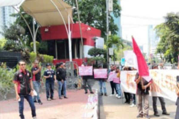 Jakarta, Obor Rakyat — Aksi demonstrasi yang digelar Komunitas Info Warga Banyuwangi (IWB) di depan Gedung Merah Putih Komisi Pemberantasan Korupsi (KPK), Jakarta, menjadi perhatian publik nasional.