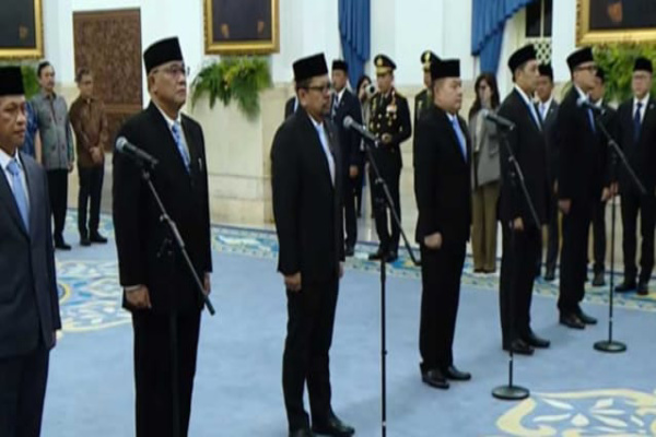 Jakarta, Obor Rakyat — Presiden Prabowo Subianto resmi melantik sejumlah pejabat menteri dan pejabat setingkat menteri dalam reshuffle kabinet yang digelar di Istana Negara, Jakarta, Senin (27/4/2026).