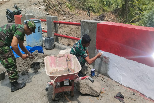 Personil Kodim 0207/Simalungun saat melakukan pengecatan Jembatan Aramco.