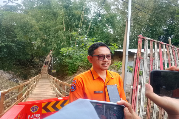 Bondowoso, Obor Rakyat — Upaya Badan Penanggulangan Bencana Daerah (BPBD) Bondowoso membangun jembatan darurat sebagai solusi sementara pasca ambruknya Jembatan Sentong di Kelurahan Nangkaan justru menuai sorotan. Infrastruktur alternatif yang belum sempat diresmikan itu mengalami kerusakan akibat terjangan arus sungai dengan debit tinggi.