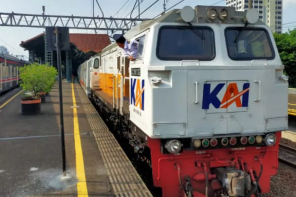 Jakarta, Obor Rakyat — Gangguan perjalanan kereta api di wilayah Bekasi Timur berbuntut panjang. Imbas insiden antara KA Argo Bromo Anggrek dan KRL pada Senin malam (27/4/2026), PT Kereta Api Indonesia (Persero) (KAI) mengambil langkah tegas dengan membatalkan sejumlah perjalanan kereta jarak jauh dari dan menuju Jakarta.