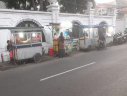 PKL Berjualan di Atas Saluran Air di Jakarta Timur, Antara Kebutuhan Ekonomi dan Risiko Lingkungan