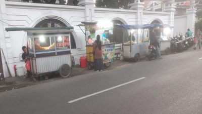 PKL Berjualan di Atas Saluran Air di Jakarta Timur, Antara Kebutuhan Ekonomi dan Risiko Lingkungan