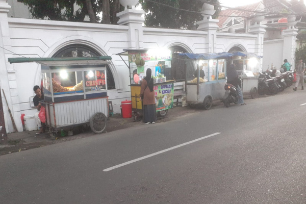 Jakarta, Obor Rakyat — Deretan pedagang kaki lima (PKL) yang berjualan di atas saluran air di kawasan Pinang Ranti, Kecamatan Makasar, Jakarta Timur, memunculkan dilema klasik perkotaan: kebutuhan ekonomi warga kecil berhadapan dengan aturan dan kepentingan lingkungan.