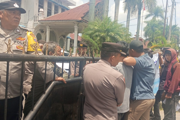 Pematangsiantar, Obor Rakyat – Gerakan Pemuda Sumatera Utara (GEMPA) menyampaikan tuntutan terkait proses seleksi Direktur Teknik (Dirtek) PDAM Tirta Uli Pematangsiantar, Provinsi Sumatera Utara, Selasa (28/4/2026).