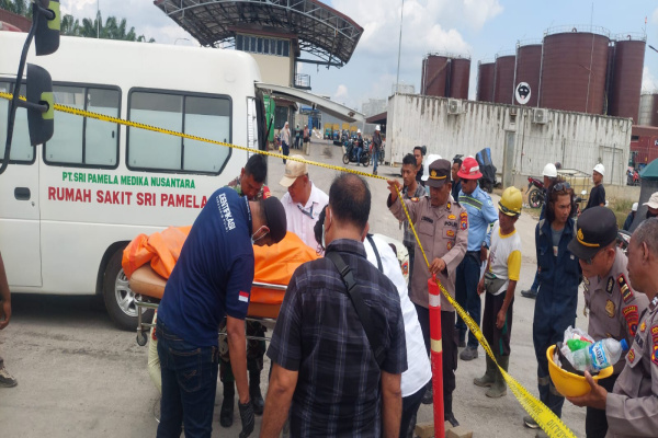 Simalungun, Obor Rakyat — Seorang pria ditemukan meninggal dunia di dalam kabin truk di kawasan industri Sei Mangkei, Kabupaten Simalungun, Sumatera Utara, Senin (27/4/2026).