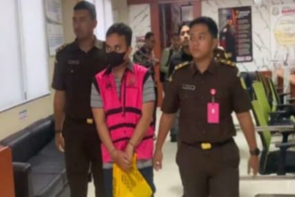 Surabaya, Obor Rakyat — Kejaksaan Negeri (Kejari) Surabaya menahan seorang pegawai Bank Rakyat Indonesia (BRI) Cabang Surabaya Kaliasin berinisial WA dalam perkara dugaan korupsi yang ditaksir merugikan keuangan negara hingga Rp2,9 miliar.