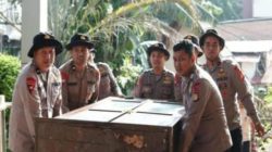 Brimob Polda Metro Jaya Gelar Program ASRI di Senen, Bersihkan Masjid dan Gereja Bersama Warga