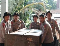 Brimob Polda Metro Jaya Gelar Program ASRI di Senen, Bersihkan Masjid dan Gereja Bersama Warga