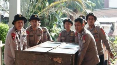 Brimob Polda Metro Jaya Gelar Program ASRI di Senen, Bersihkan Masjid dan Gereja Bersama Warga