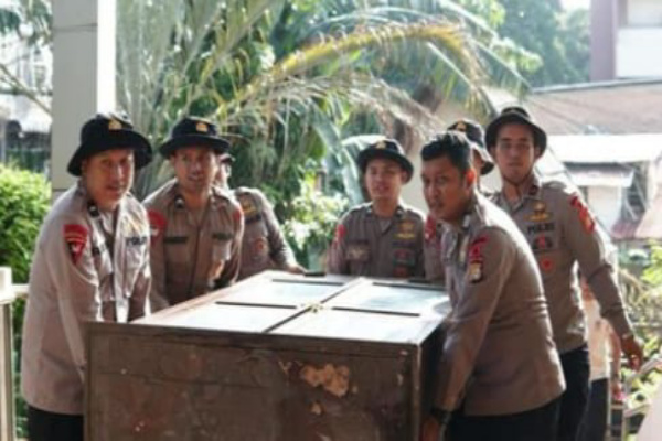 Jakarta, Obor Rakyat – Batalyon A Pelopor Satuan Brimob Polda Metro Jaya menggelar aksi bersih-bersih lingkungan dan tempat ibadah di kawasan Senen, Jakarta Pusat, sebagai bagian dari implementasi program ASRI (Aman, Sehat, Resik, Indah).