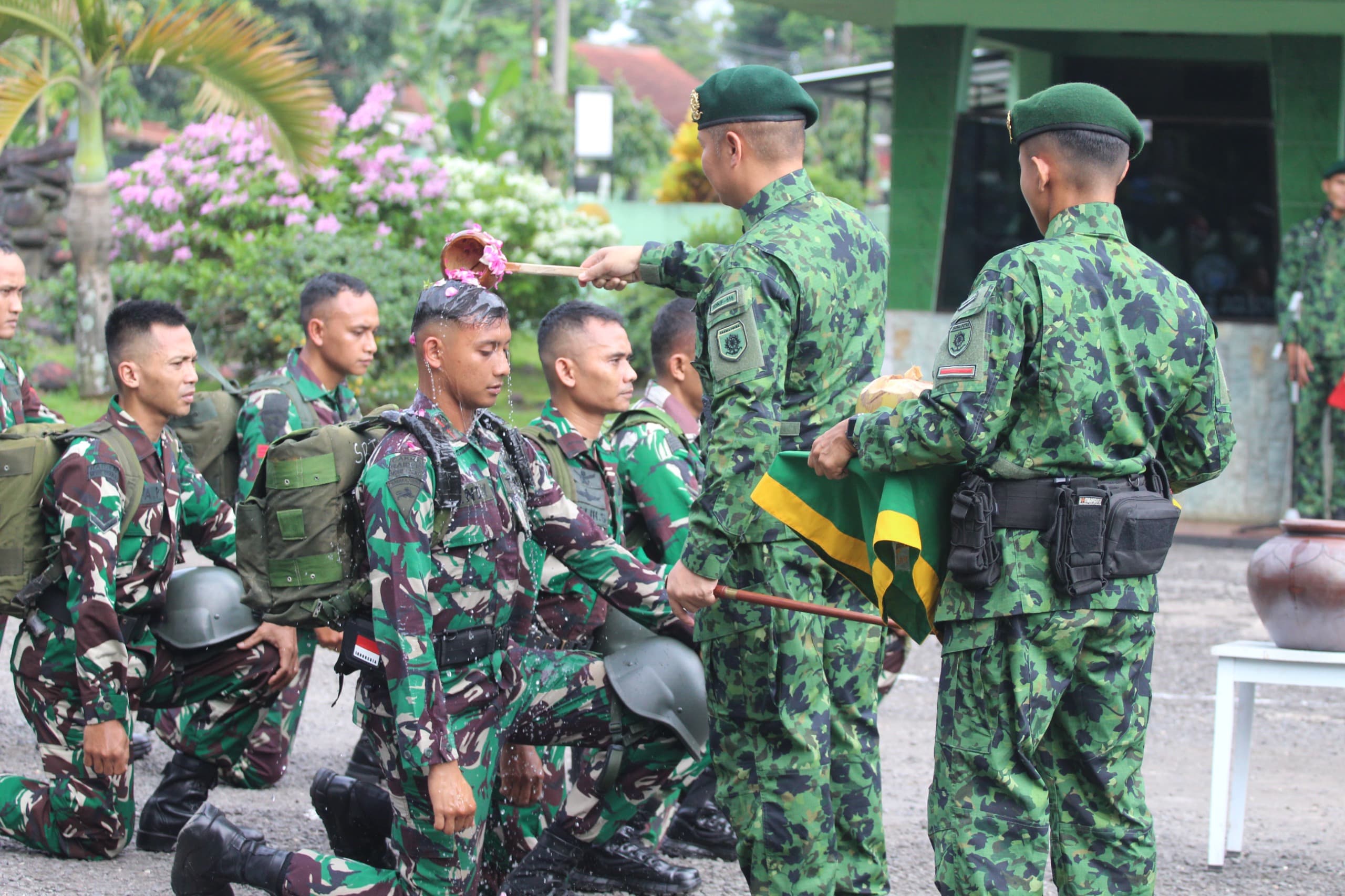 Jember, Obor Rakyat – Prajurit Yonif 515 UTY/9/2 Kostrad menggelar tradisi penyambutan bagi warga baru batalyon di Markas Yonif 515 Kostrad, Tanggul, Kabupaten Jember, Senin (11/5/2026).